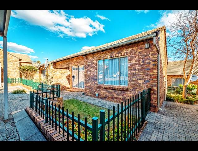 2 BEDROOM TOWNHOUSE FOR SALE IN ALLEN'S NEK